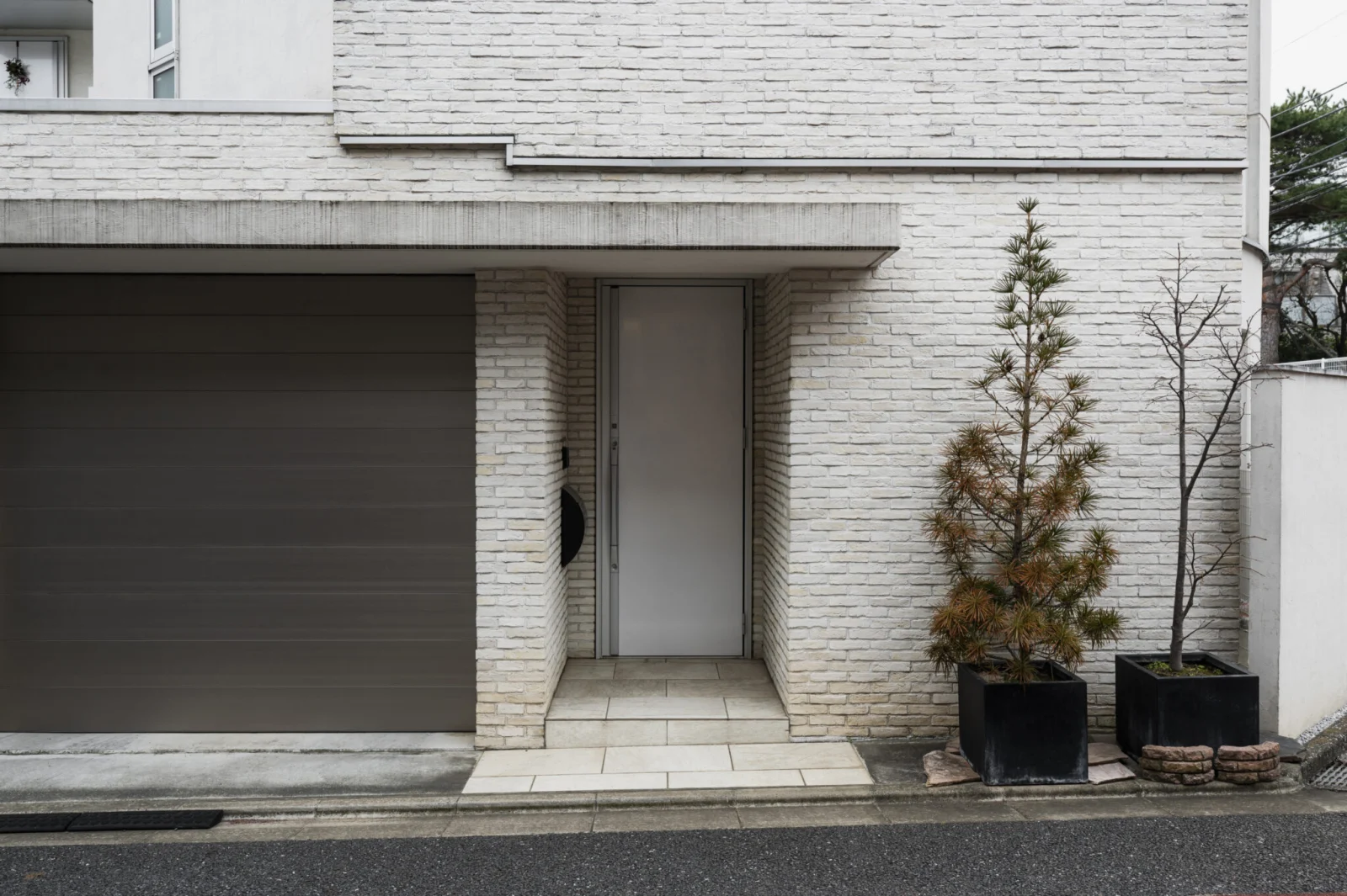Porte d'entrée ou porte de garage posée