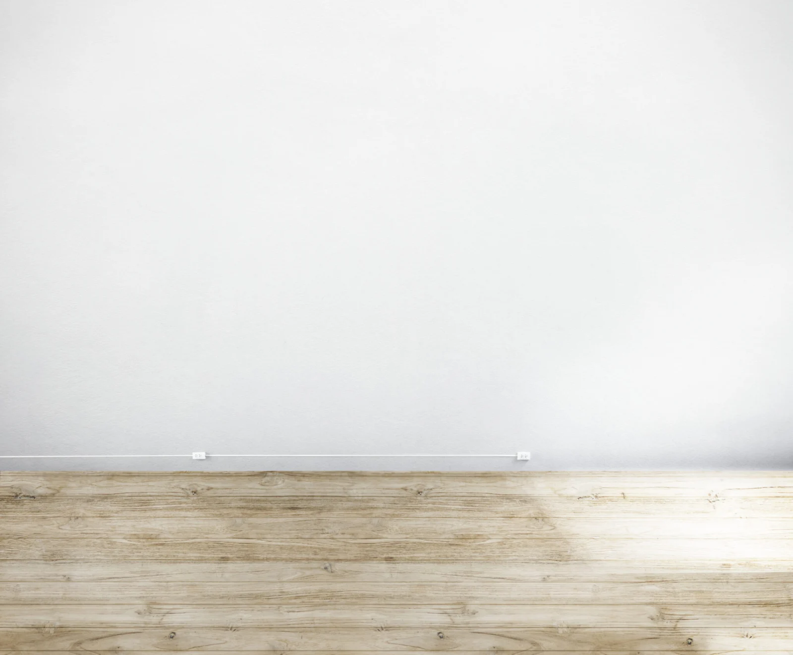 Pièce avec sol stratifié posé et murs peints